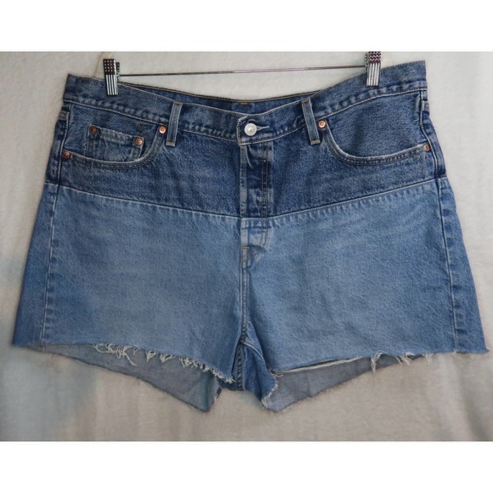 Levi's 501 ORIGINAL FIT HIGH RISE TWO TONE
WOMEN'S SHORTS SIZE 40